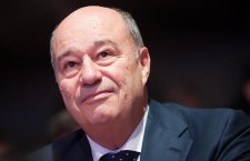 Le président du PRG, Jean-Michel Baylet, menace d'une sortie du gouvernement de ses trois ministres PRG si François Hollande maintient sa réforme territoriale en l'état.