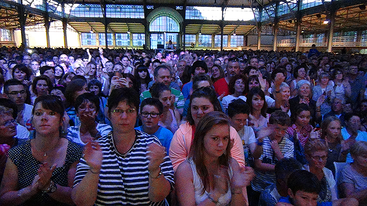 6 000 personnes réunies à Tarbes pour le concert de la solidarité aux sinistrés des inondations des Hautes-Pyrénées (Pyrénéesinfo Tarbes, Eric BENTAHAR).
