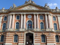 Le Capitole à Toulouse, comme de nombreux lieux en France, ont mis leurs drapeaux en berne en soutien au peuple belge (